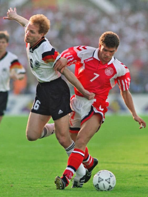 Mathias Sammer (L) und der Däne John Jensen beim EM-Finale am 26. Juni 1992 in Gothenburg. (Foto AFP)