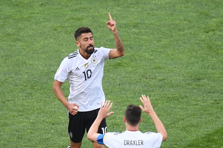 Kerem Demirbay feiert gemeinsam mit Julian Draxler nach seinem Premierentor beim Confed-Cup 2017 gegen Kamerun./ AFP PHOTO / FRANCK FIFE