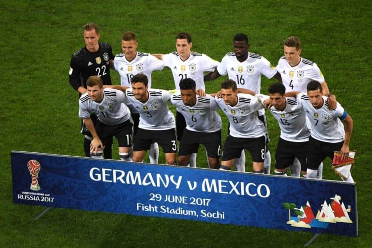 Startaufstellung Deutschlands beim Confed Cup Halbfinale gegen Mexiko./ AFP PHOTO / Patrik STOLLARZ