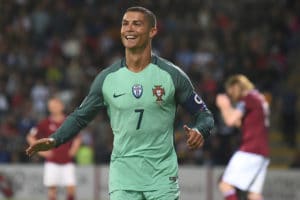 Cristiano Ronaldo konnte bisher beim Confed-Cup noch nicht so recht in Schwung kommen. Ganz anders auf diesem Bild aus der WM-Qualifikation. Mittlerweile hat er 11 Treffer in nur 6 Spielen zu Buche stehen. / AFP PHOTO / Janek SKARZYNSKI