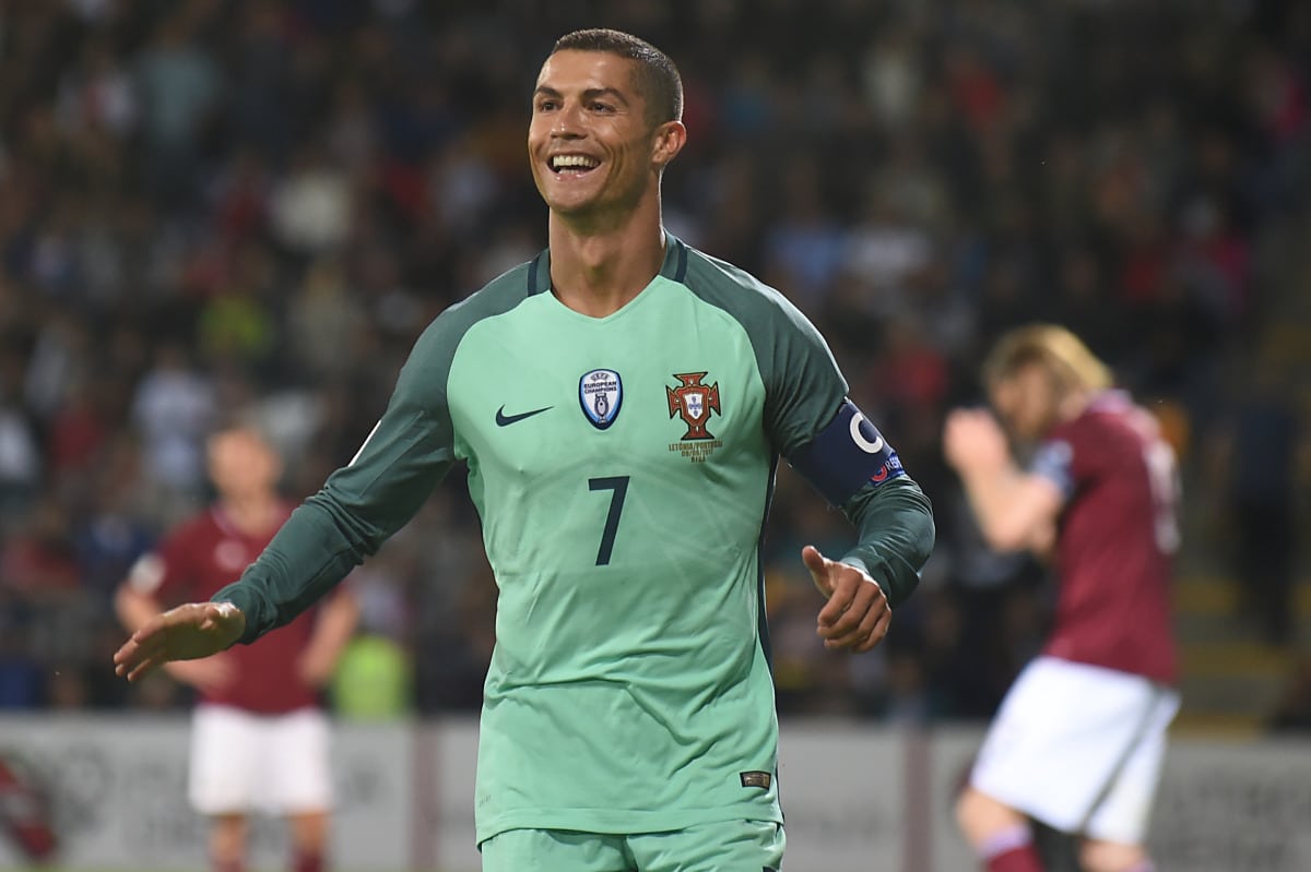 Cristiano Ronaldo konnte bisher beim Confed-Cup noch nicht so recht in Schwung kommen. Ganz anders auf diesem Bild aus der WM-Qualifikation. Mittlerweile hat er 11 Treffer in nur 6 Spielen zu Buche stehen. / AFP PHOTO / Janek SKARZYNSKI
