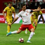 Polen's Stürmer Robert Lewandowski macht alle drei Tore gegen Rumänien in der WM 2018 Qualifikation am 10.Juni 2017. / AFP PHOTO / JANEK SKARZYNSKI