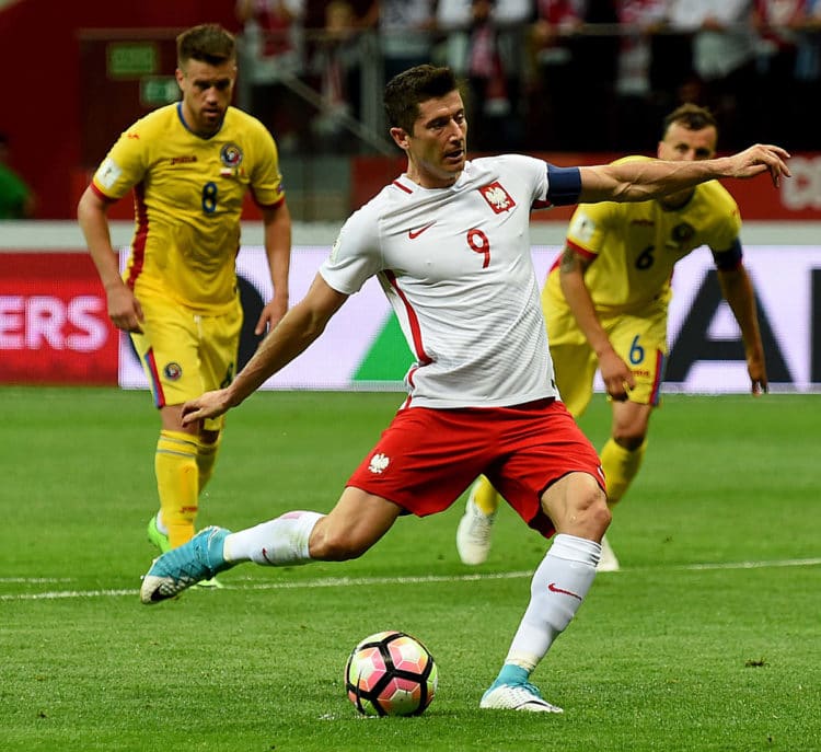 Polens Stürmer Robert Lewandowski macht alle drei Tore gegen Rumänien in der WM 2018 Qualifikation am 10.Juni 2017. / AFP PHOTO / JANEK SKARZYNSKI