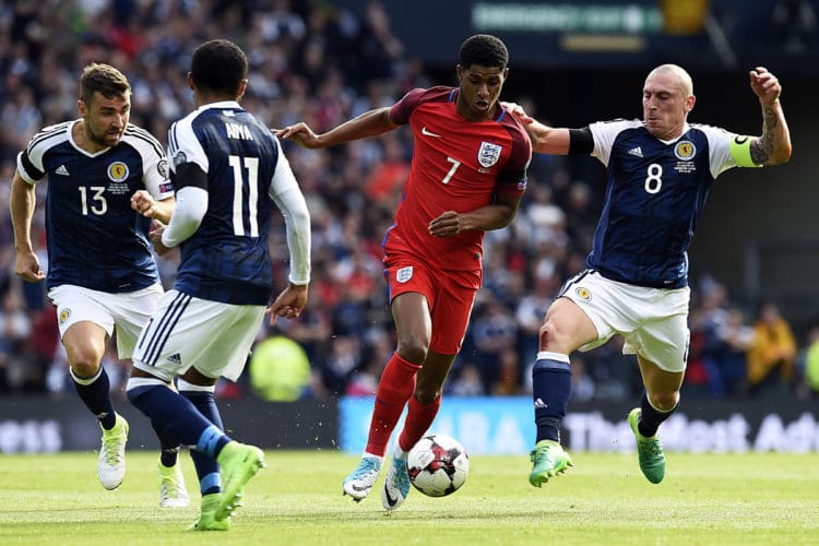 England's Stürmer Marcus Rashford (2nd R) gegen die Schotten James McArthur (L), Ikechi Anya und Scott Brown (R) im Hampden Park in Glasgow am 10.Juni 2017. AFP PHOTO / ANDY BUCHANAN