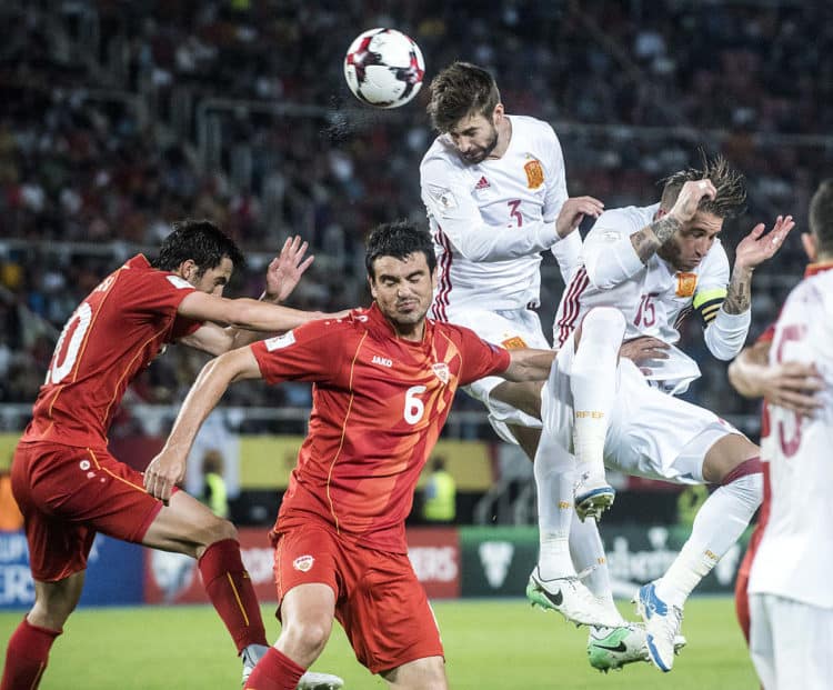 Spanien's Gerard Pique (2nd-R) beim Kopfball gegen Mazedonien am 11.Juni 2017. / AFP PHOTO / Robert ATANASOVSKI