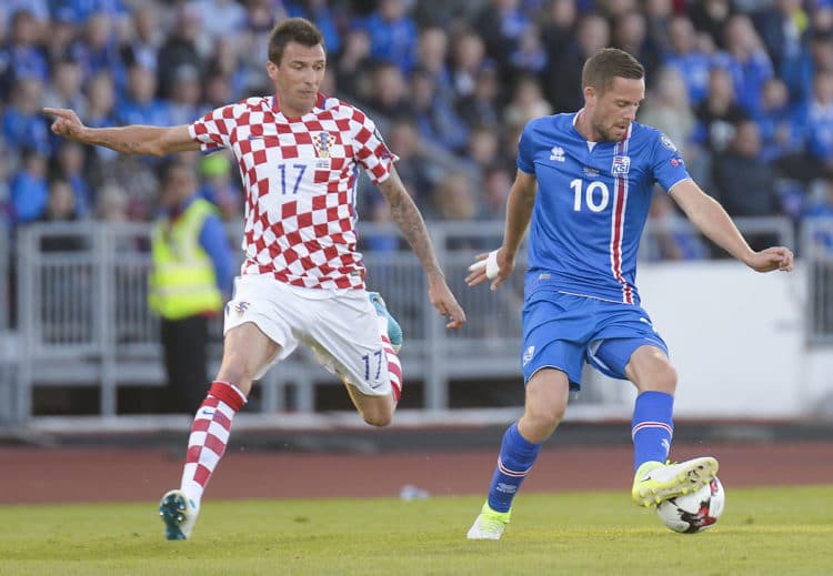 Island steht kurz vor der nächsten großen Sensation, der direkten Qualifikation für die WM in Russland. Hier im Bild: Kroatiens Mario Mandzukic und Islands Nummer 10 Gylfi Sigurdsson. Photo: AFP.