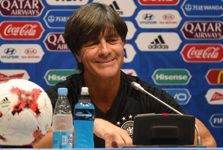 Bundestrainer Löw freut sich auf die WM 2018 in Russland - die Titelverteidigung der WM 2014 steht an - natürlich ist Deutschland nach dem Gewinn des Confed Cups der Titelanwärter 2018. / AFP PHOTO / PATRIK STOLLARZ