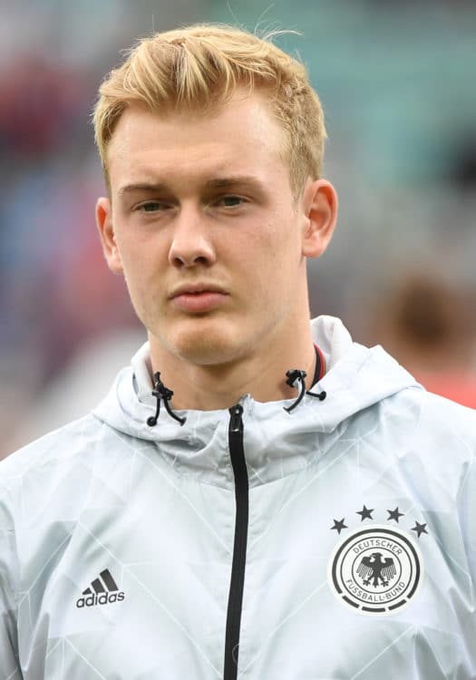 Julian Brandt im Vorfeld des Spiels Deutschland - Australien in der Grupenphase des Confed-Cups 2017 bei der Nationalhymne. / AFP PHOTO / PATRIK STOLLARZ