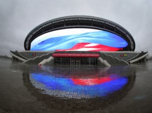 Die Kasan Arena kurz nach ihrer Fertigstellung 2014. Die Russische Fahne wurde in Überlebensgröße auf die Riesige ins Stadion integrierte LED-Fassade geworfen. / AFP PHOTO / ROMAN KRUCHININ