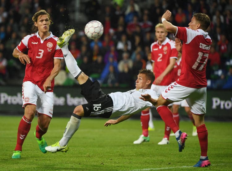 Joshua Kimmich erzielt das 1:1 - Die Dänen Jannik Vestergaard (L) und Jens Stryger Larsen (R) können nur zuschauen / AFP PHOTO / PATRIK STOLLARZ