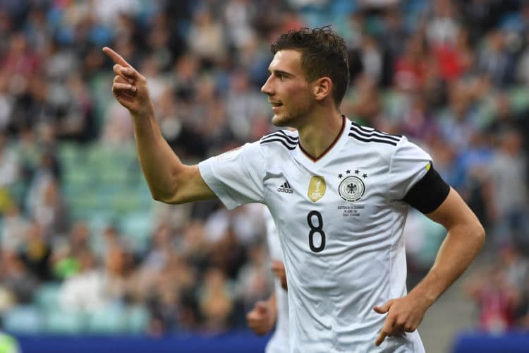 Leon Goretzka - gleich zwei Mal innerhalb von 109 Sekunden getroffen! / AFP PHOTO / Patrik STOLLARZ