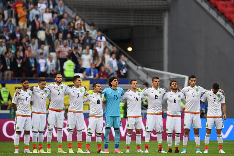 Mexiko vor ihrem Auftritt beim Confed-Cup gegen Portugal (2:2). Heute abend müssen die Mannen um Guillermo Ochoa (Mitte: Torwart) gegen Neuseeland ihr Können unter Beweis stellen. Photo: AFP.