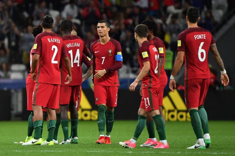 Portugal's Stürmer Cristiano Ronaldo (C) und seine Teamkollegen enttäuscht nach dem verlorenen confed cup halbfainle gegen Chile am 28.Juni 2017. / AFP PHOTO / Yuri CORTEZ