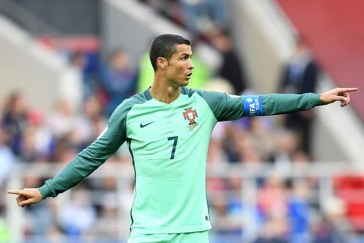 Ronaldo ordnet seine Mannen während des Spiels Portugal - Russland beim Confed-Cup 2017. / AFP PHOTO / Kirill KUDRYAVTSEV