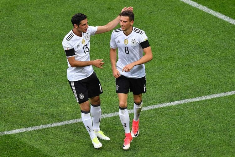 Lars Stindl gratuliert Leon Goretzka zum 3:1. Beide Spieler konnten vor allem in der 1. Halbzeit durch gute Aktionen überzeugen. (Foto AFP)