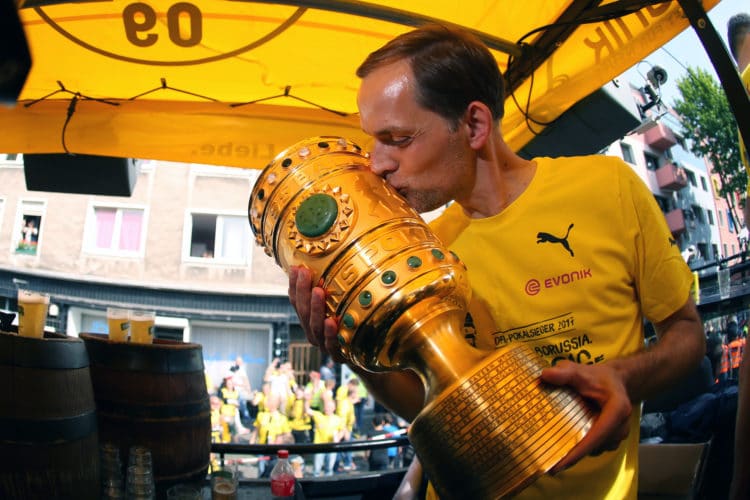 Letzte Amtshandlung in schwarz-gelb: Thomas Tuchel küsst den DFB-Pokal. Der Trainer wurde nach den Feierlichkeiten seines Amtes enthoben. Grund dafür sollen schon länger anhaltende Streitigkeiten mit Vereinsführung und einigen Abteilungen gewesen sein. / AFP PHOTO / POOL / Ina FASSBENDER