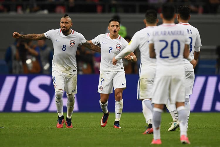 Chile’s Arturo Vidal (L) und Alexis Sanchez feiern den Einzug ins Finale nach einem spannenden Elfmeterschießen gegen Portugal im Confed Cup Halbfinale! AFP PHOTO / FRANCK FIFE