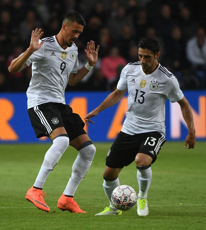 Sandro Wagner (L) und Lars Stindl gegen Dänemark in Brondbyam 6.Juni 2017. / AFP PHOTO / PATRIK STOLLARZ