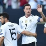 Julian Draxler (R) feiert sein Tor zum 1:0 mit der Mannschaft im Spiel gegen San Marino am 10.06.2017. / AFP PHOTO / Christof STACHE