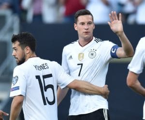Julian Draxler (R) feiert sein Tor zum 1:0 mit der Mannschaft im Spiel gegen San Marino am 10.06.2017. / AFP PHOTO / Christof STACHE