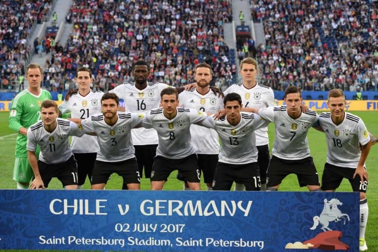 Deutschlands Startaufstellung gegen Chile im Confed Cup Finale: Marc Andre Ter Stegen, Sebastian Rudy, Antonio Ruediger, Shkodran Mustafi, Matthias Ginter, vorne: Timo Werner, Jonas Hector, Leon Goretzka, ´ Lars Stindl, Julian Draxler, Joshua Kimmich / AFP PHOTO / PATRIK STOLLARZ