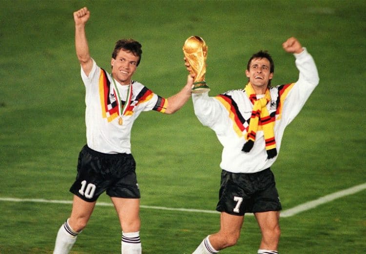 Weltmeister 1990. Lothar Matthaeus (L) und Pierre Littbarski feiern nach dem von Andreas Brehme verwandelten Elfmeter den Sieg gegen Argentinien am 08 Juli 1990 in Rom. AFP Photo.