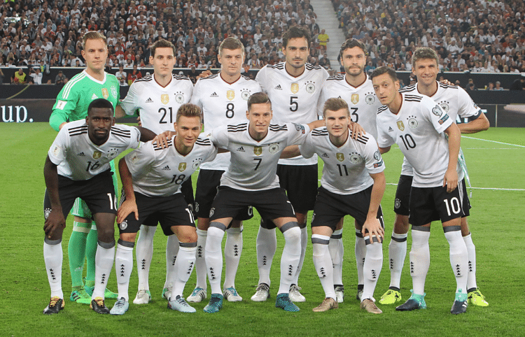 Die deutsche Startaufstellung gegen Norwegen in Stuttgart am 4.September a2017. / AFP PHOTO / Daniel ROLAND