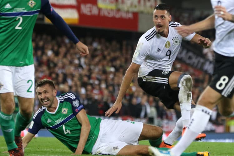 Sandro Wagner trifft für den DFB zum 2:0 gegen Nordirland. Deutschland ist nach dem Sieg im Windsor Park in Belfast bereits für die WM-Qualifiziert. 5.Oktober 2017. / AFP PHOTO / Paul FAITH