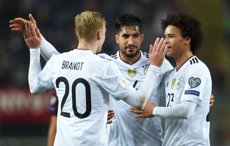 Julian Brandt, Emre Can und Leroy Sané (v.L.n.R.) feiern nach Emre Cans 5:1 gegen Aserbaidschan in Mainz 8. Oktober 2017. / AFP PHOTO / Christof STACHE