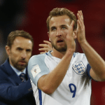 England's Stürmer Harry Kane (R) und England's Manager Gareth Southgate (L) freuen sich auf die WM 2018 in Russland - trotz einer mäßigen Qualifikation / AFP PHOTO / Ian KINGTON