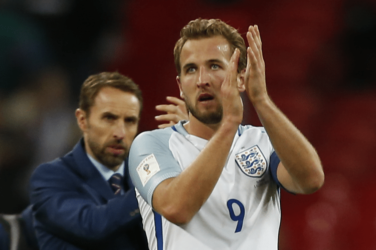 England's Stürmer Harry Kane (R) und Englands Manager Gareth Southgate (L) freuen sich auf die WM 2018 in Russland - trotz einer mäßigen Qualifikation / AFP PHOTO / Ian KINGTON