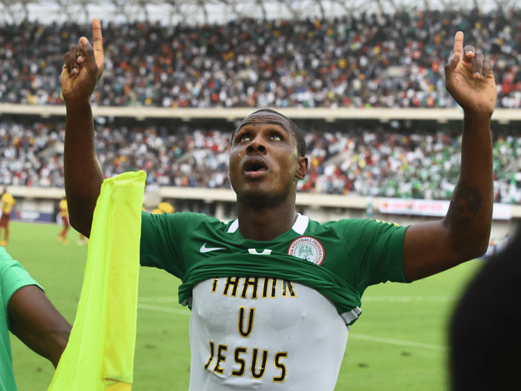 Der Nigerianische Stürmer Odion Ighalo trägt nach der geschafften WM-Qualifikation ein "thank u Jesus", T-Shirt, / AFP PHOTO / PIUS UTOMI EKPEI