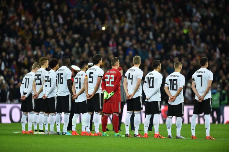 Die deutsche Nationalmannschaft vor dem Anstoß (Foto AFP)