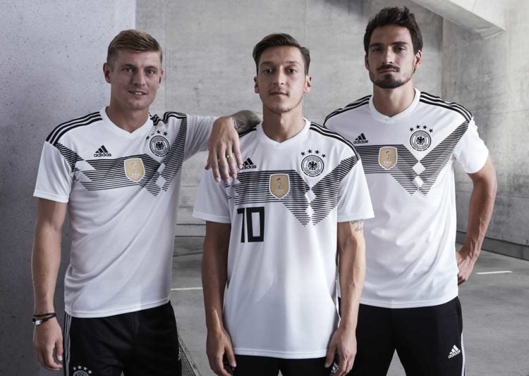 Das neue Deutschland Trikot 2018 - Kroos, Özil und Hummels präsentierten im November 2017 das neue adidas Trikot zur WM 2018 (Quelle & Copyright: adidas presse)