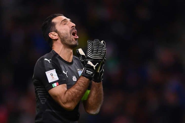 Ist es das letzte Länderspiel seiner Karriere? Italiens Torwart Gianluigi Buffon betet zum Fußballgott nach dem Playoff gegen Schweden im San Siro stadium in Milan. / AFP PHOTO / Marco BERTORELLO