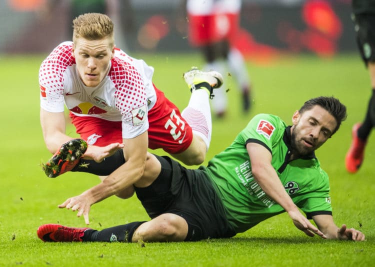 Leipzig´s Abwehrspieler Marcel Halstenberg (L) im Kampf mit Hannover´s Julian Korb am 3.November 2017. / AFP PHOTO / ROBERT MICHAEL