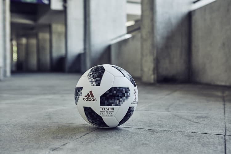 Offizieller Spielball für die FIFA Fussball-Weltmeisterschaft Russland 2018™ - Telstar 18