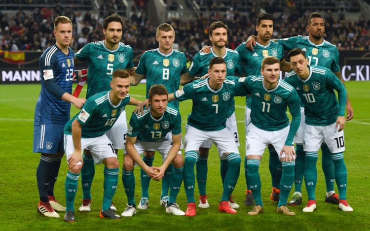 Die deutsche Startaufstellung am 23.März 2018 gegen Spanien in Düsseldorf im neuen grünen DFB Away Trikot von Adidas (Foto AFP)