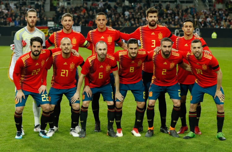 Spaniens "Furia Roja" in den neuen Adidas WM Trikots vor ihrem Testspiel gegen die deutsche Nationalmannschaft am 23. März in Düsseldorf./ AFP PHOTO / Odd ANDERSEN