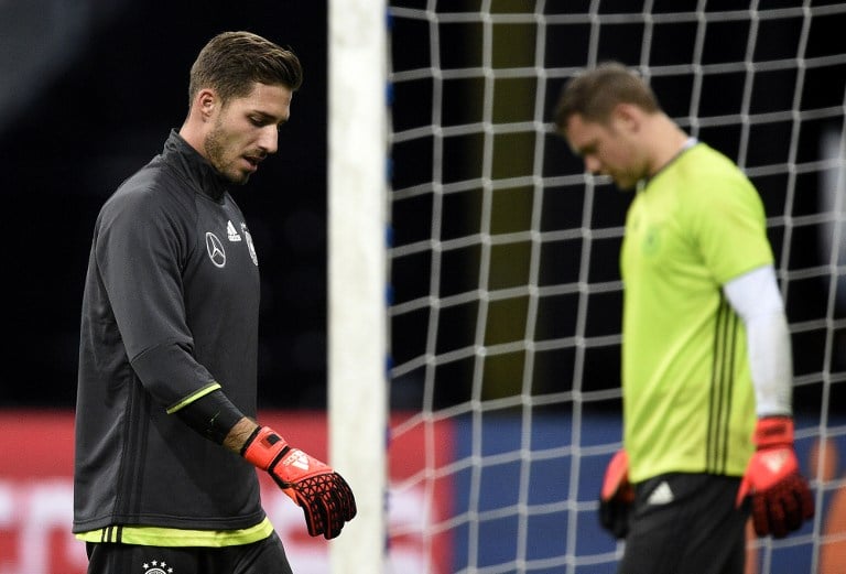 Kevin Trapp (L) beim Training vor dem Freundschaftsspiel gegen Frankreich. Im Hintergrund Deutschlands Nummer 1 Manuel Neuer (R). Stade de France November 2015. AFP PHOTO / FRANCK FIFE / AFP / FRANCK FIFE