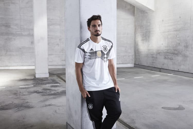 Mats Hummels im neuen Adidas Deutschland WM 2018 Trikot. Photo: Adidas Presse.