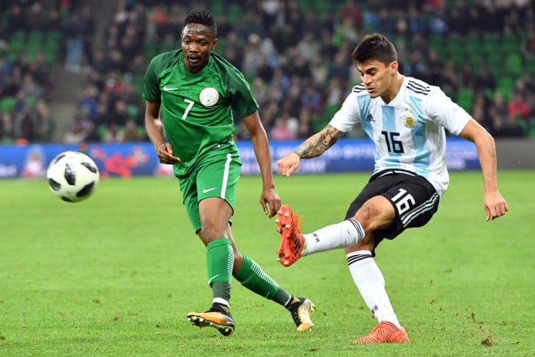 Argentiniens Perotti (R) im neuen Trikot beim Freundschaftsspiel gegen Nigeria in Krasnodar am 14. November 2017. / AFP PHOTO / Mladen ANTONOV