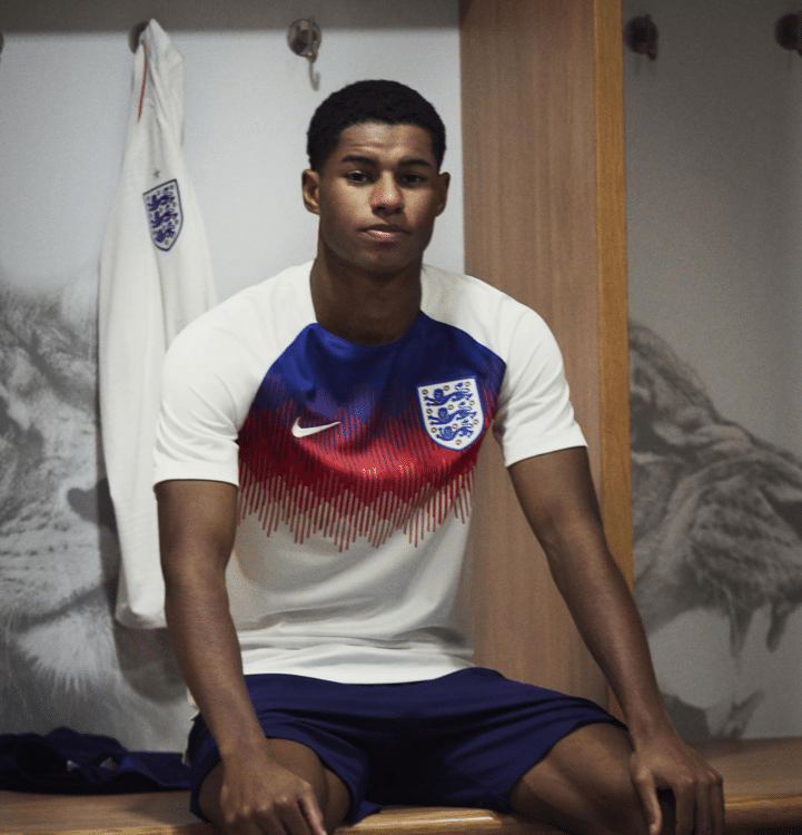 Englands ausgefallenes und schönes Aufwärmshirt von Sponsor Nike. Photo: Nike Presse.