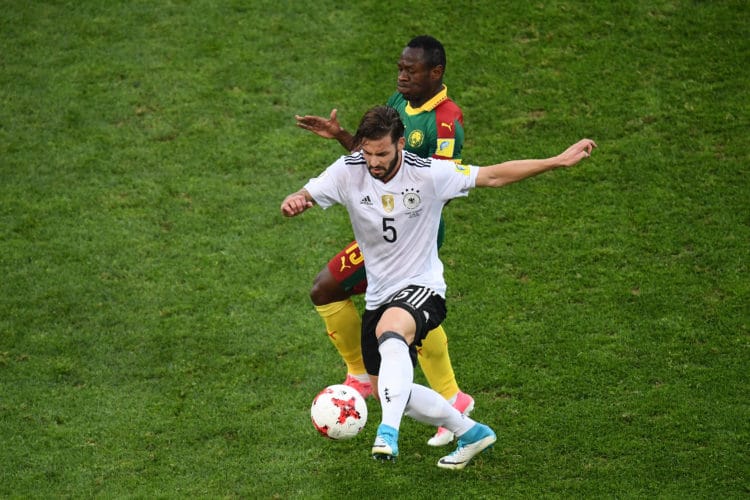 Marvin Plattenhardt im Zweikampf mit Kameruns Stürmer Bassogog beim Confed Cup im Fisht Stadion in Sochi am 25. Juni 2017. / AFP PHOTO / FRANCK FIFE