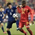 Japans StürmerGenki Haraguchi (L) im Zweikampf mit Belgiens Christian Kabasele (R) während ihres Freundschaftsspiels im November 2017 in Brügge. / AFP PHOTO / JOHN THYS