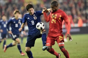 Japans StürmerGenki Haraguchi (L) im Zweikampf mit Belgiens Christian Kabasele (R) während ihres Freundschaftsspiels im November 2017 in Brügge. / AFP PHOTO / JOHN THYS