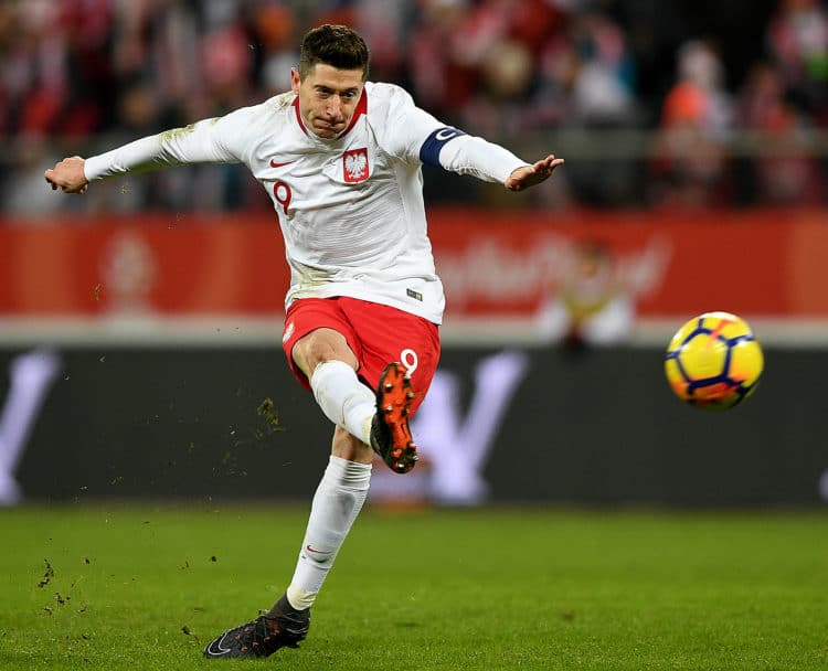 Polens Superstar Robert Lewandowski bei einem Schuss im Freundschaftsspiel gegen Nigeria in Wroclaw am 23. März 2018. / AFP PHOTO / JANEK SKARZYNSKI