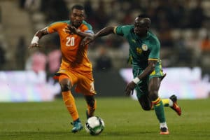 Die Geoffroy Serey (L) im Zweikampf mit Senegals Stürmerstar Sadio Mane bei einem Freundschaftsspiel zwischen der Elfenbeinküste und dem Senegal am 27. März 2017. / AFP PHOTO / THOMAS SAMSON