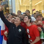Panamas Trainer Hernan Gomez macht nach der erfolgreichen WM-Qualifikation Fotos mit den Fans. Photo: AFP.