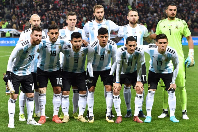 Argentiniens Startaufstellung vor dem Freundschaftsspiel zwischen Argentinien und Russland im Luzhniki Stadion in Moskau am 11. November 2017. / AFP PHOTO / Mladen ANTONOV